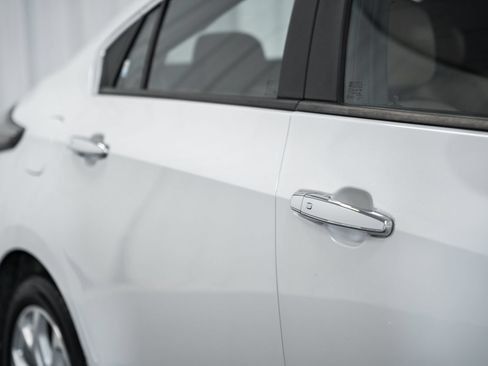 Used 2016 Chevrolet Volt Premier w/ Driver Confidence Package FWD image 14