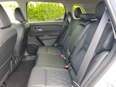 New 2025 Nissan Rogue Platinum image 9