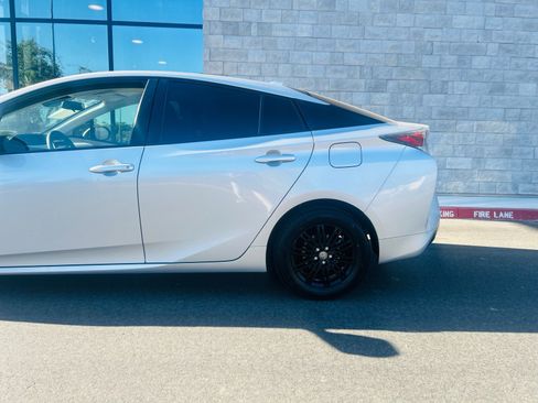 Used 2017 Toyota Prius Two w/ Preferred Accessory Package FWD image 7