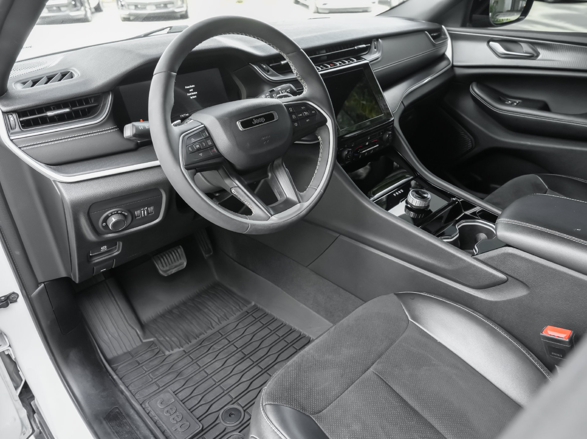 Used 2023 Jeep Grand Cherokee Altitude AWD/4WD image 5