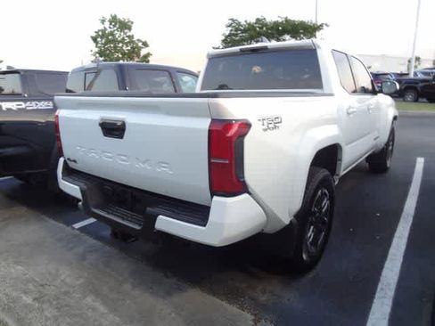 Used 2025 Toyota Tacoma TRD Sport AWD/4WD image 4