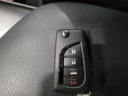 Used 2021 Toyota Camry LE image 32