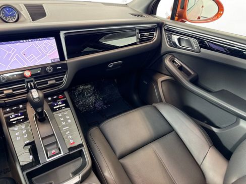 Certified 2025 Porsche Macan AWD/4WD image 22