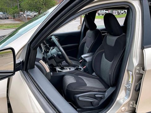 Used 2015 Jeep Cherokee Sport FWD image 8