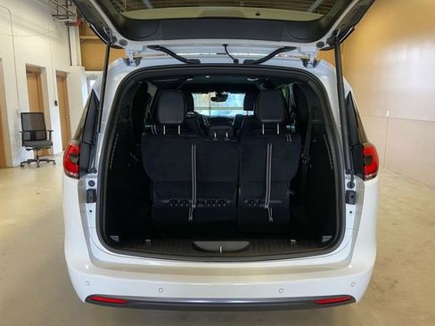New 2026 Chrysler Pacifica Select image 18