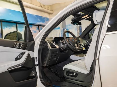 Used 2026 BMW X5 xDrive50e image 13