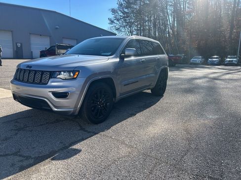 Used 2018 Jeep Grand Cherokee Altitude image 7