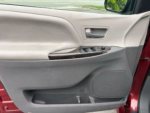 Used 2020 Toyota Sienna XLE w/ XLE Navigation Package AWD/4WD image 21