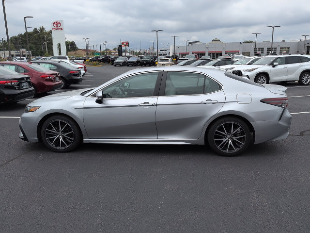 Used 2024 Toyota Camry SE w/ Convenience Package FWD image 4