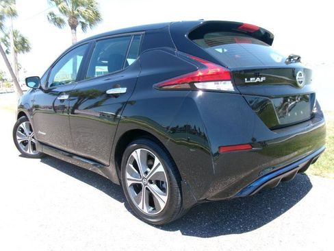 Used 2018 Nissan Leaf SV w/ SV Technology Package FWD image 8