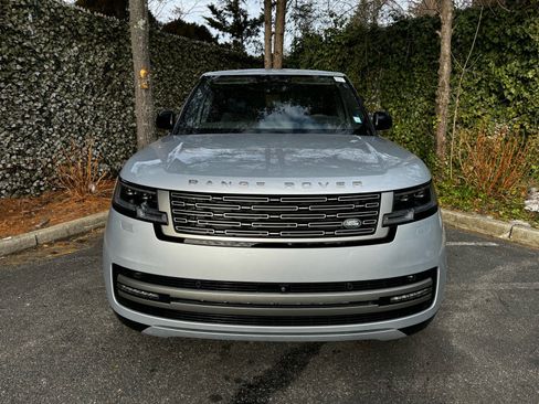 Used 2025 Land Rover Range Rover SE image 2