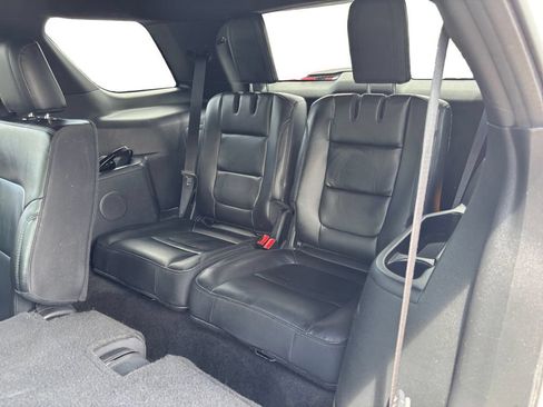 Used 2017 Ford Explorer XLT w/ Equipment Group 202A FWD image 21