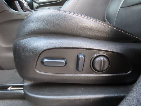 Used 2023 Chevrolet Equinox Premier image 6