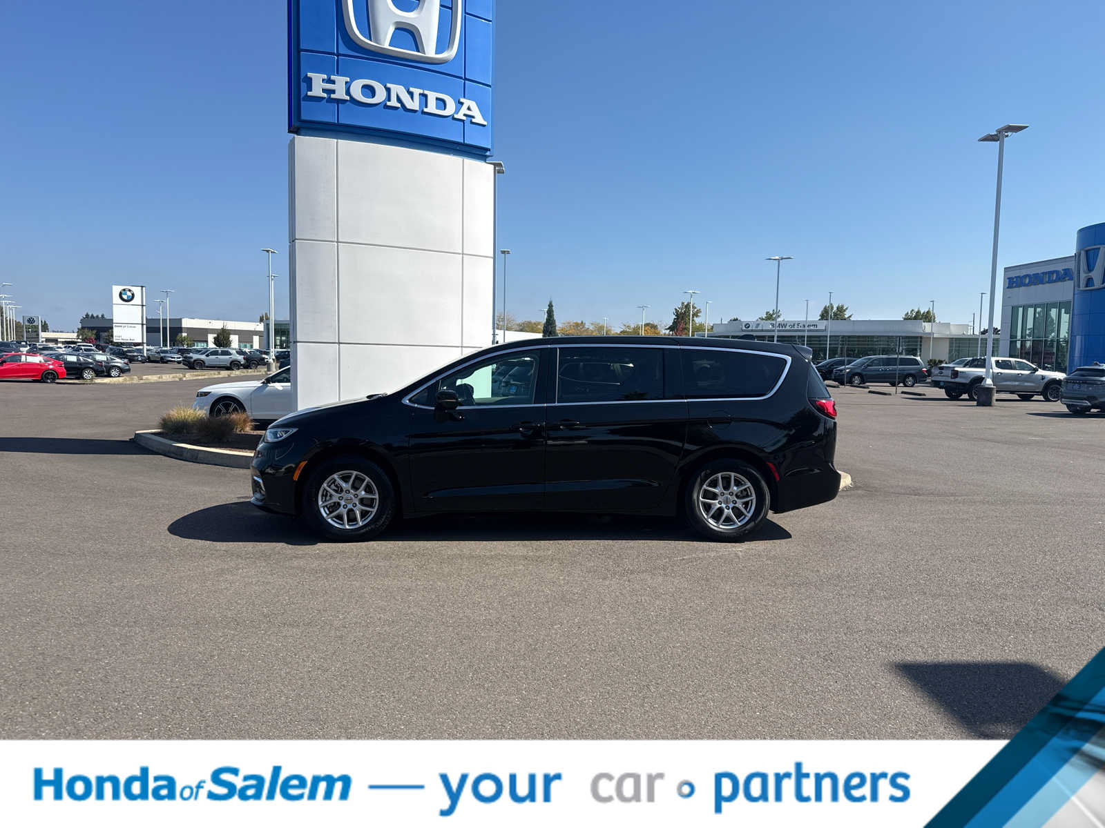 Used 2024 Chrysler Pacifica Touring-L FWD image 3