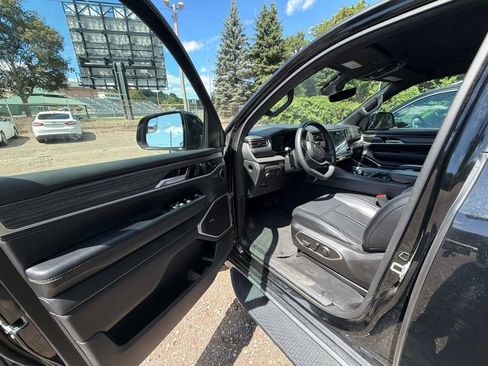 Used 2024 Jeep Wagoneer L Series II w/ Flexible Seating Group AWD/4WD image 8
