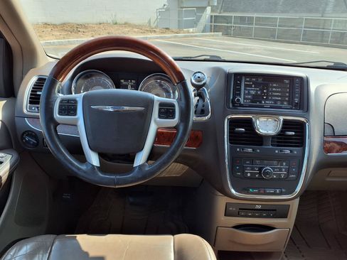 Used 2014 Chrysler Town & Country Limited w/ Luxury Group FWD image 5