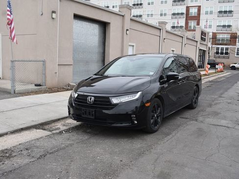 Used 2023 Honda Odyssey Sport image 2