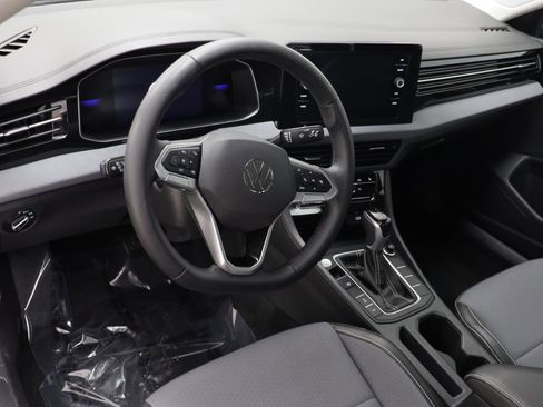 Used 2025 Volkswagen Jetta SE image 6