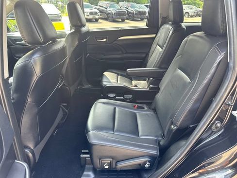 Used 2019 Toyota Highlander XLE AWD/4WD image 18