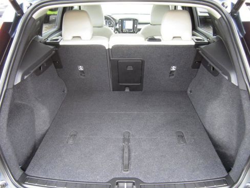 Used 2021 Volvo XC40 T5 Momentum image 30