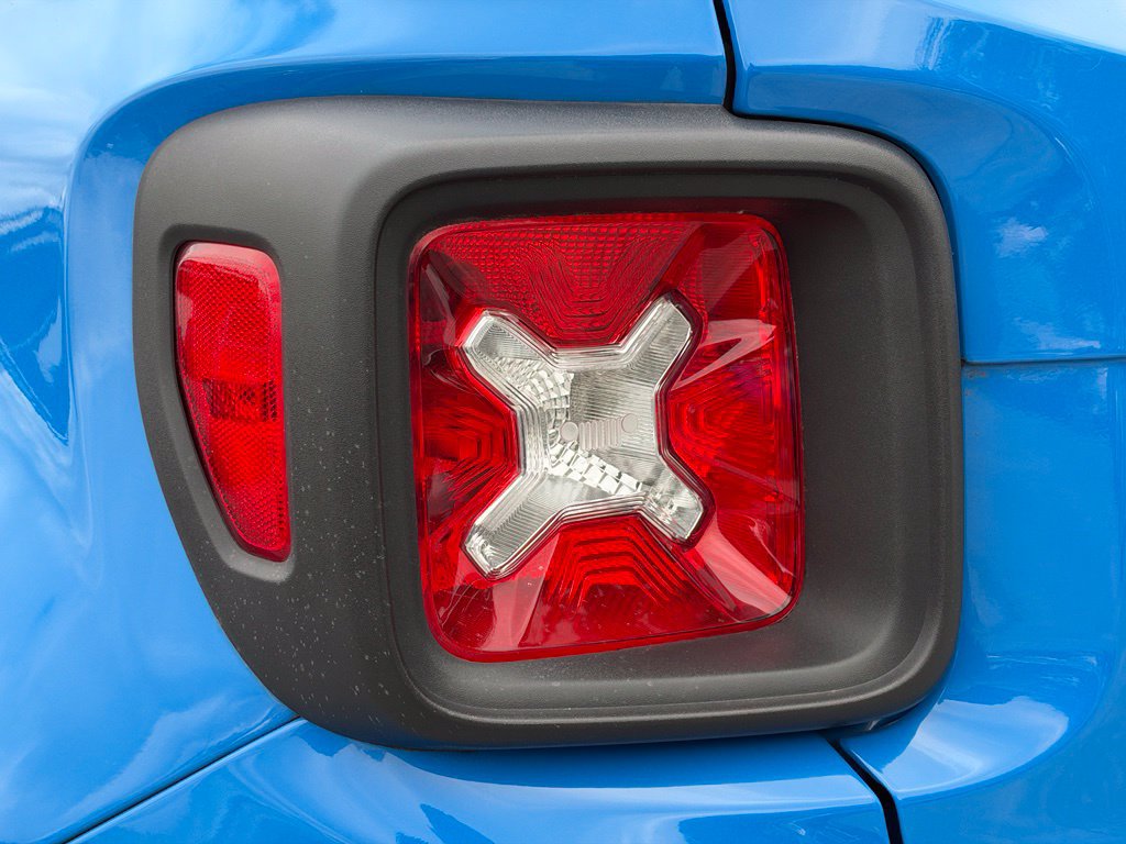 Used 2015 Jeep Renegade Trailhawk w/ Premium Leather Group AWD/4WD image 10