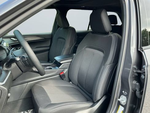 Used 2025 Jeep Grand Cherokee Laredo X AWD/4WD image 10