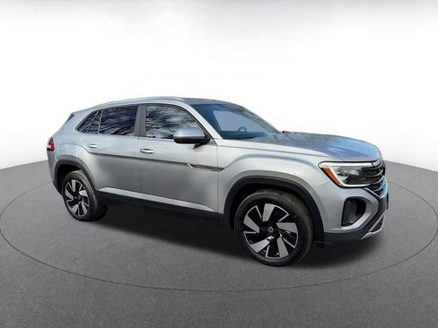 Used 2025 Volkswagen Atlas Cross Sport SE image 2