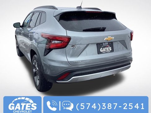 Used 2025 Chevrolet Trax LT w/ LT Convenience Package image 6