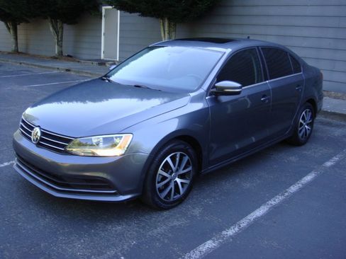 Used 2017 Volkswagen Jetta SE FWD image 2