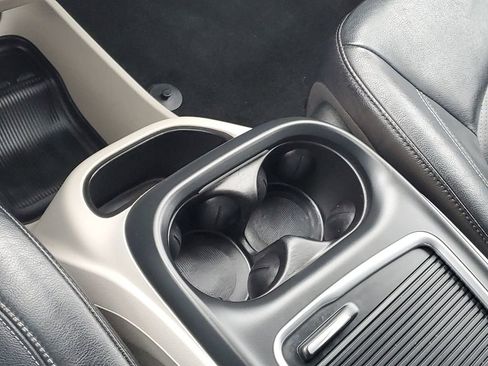 Used 2022 Chrysler Pacifica Touring-L image 25