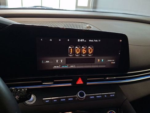 Used 2023 Hyundai Elantra Limited w/ Preferred Accessory Package image 18