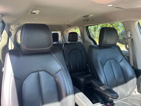 Used 2023 Chrysler Pacifica Touring-L FWD image 42