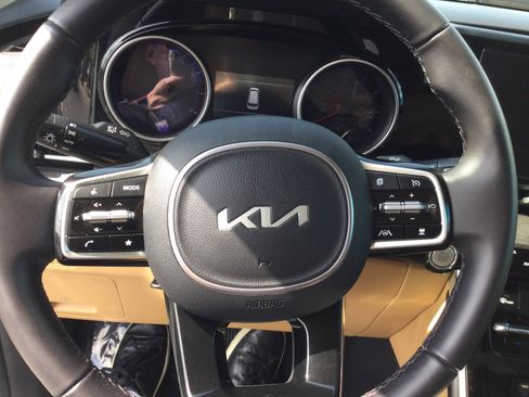 Used 2024 Kia Carnival EX FWD image 17