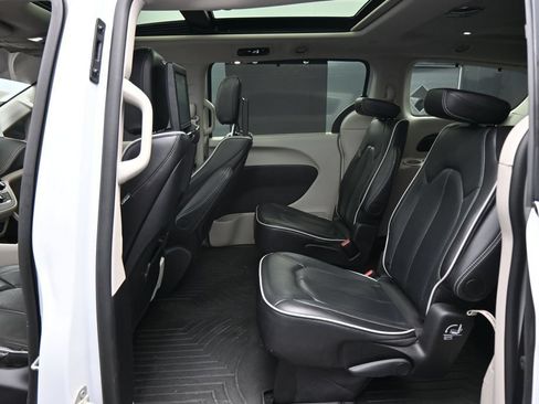 Used 2024 Chrysler Pacifica Limited w/ Uconnect Theater Family Group FWD image 26