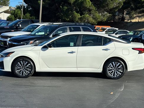 Used 2025 Nissan Altima 2.5 SV AWD/4WD image 8