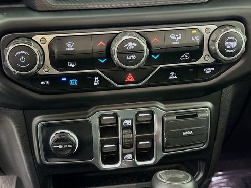 Used 2023 Jeep Wrangler Unlimited Sahara AWD/4WD image 18