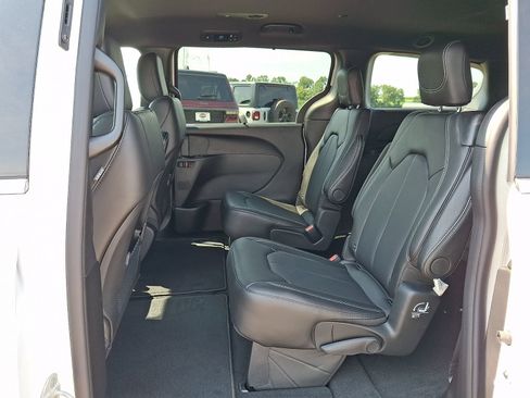 New 2027 Chrysler Pacifica LX FWD image 7