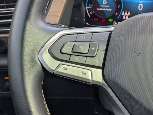 Used 2025 Volkswagen Atlas SE image 16