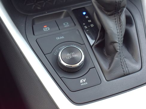 Used 2020 Toyota RAV4 XLE w/ All Weather Liner Package AWD/4WD image 24