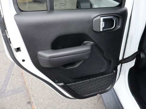 Used 2018 Jeep Wrangler Unlimited Sport S image 32