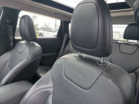 Used 2016 Jeep Cherokee Limited image 12