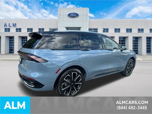 Used 2025 Lincoln Nautilus Reserve AWD/4WD image 5
