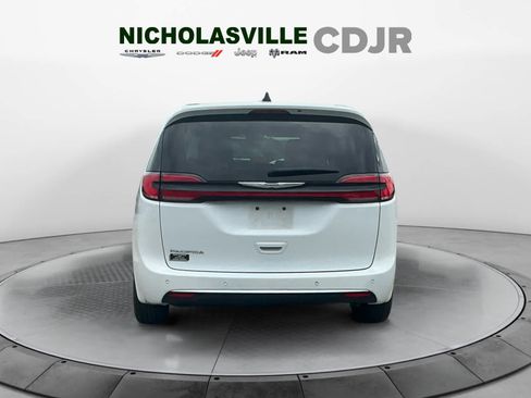 Used 2024 Chrysler Pacifica Touring-L FWD image 4