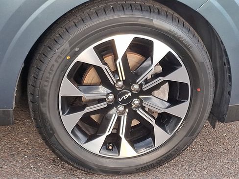 Certified 2023 Kia Carnival EX image 8