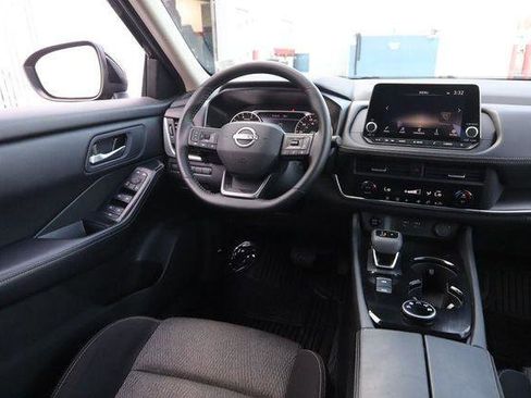 Used 2025 Nissan Rogue SV image 22