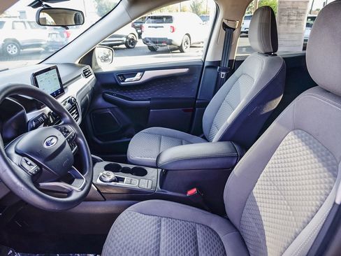 Used 2020 Ford Escape SE image 18
