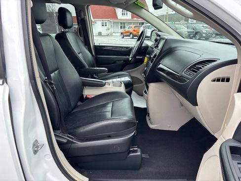 Used 2016 Chrysler Town & Country Touring image 16