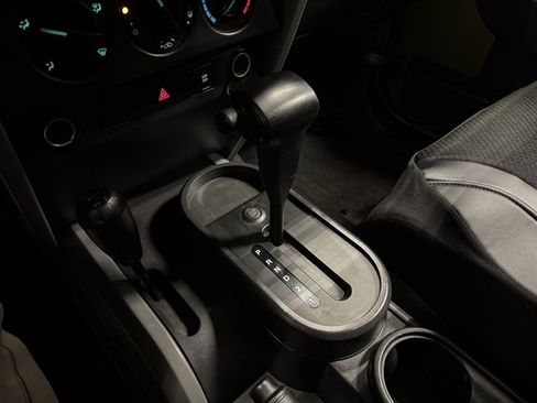 Used 2007 Jeep Wrangler Unlimited Sahara w/ Dual Top Group AWD/4WD image 24