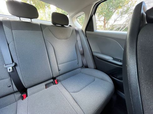 Used 2025 Kia K4 LXS image 36