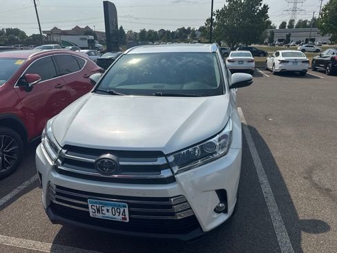 Used 2018 Toyota Highlander Limited AWD/4WD image 2